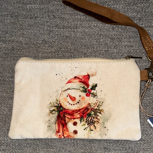 Brand New - Adorable Snowman Wristlet. Great present especially too yourself ☃️ - Picture 7 of 8
